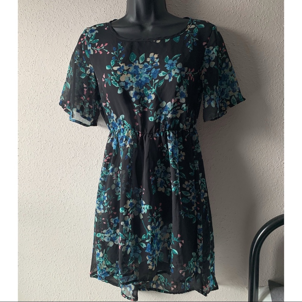 Like New XS Lily White Sheer Floral Tunic